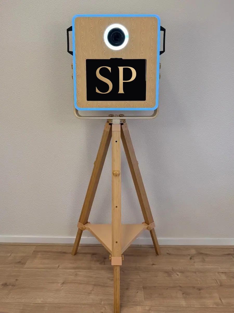 Houten photobooth van Souvenir Privé op houten driepoot, met ringlicht en touchscreen