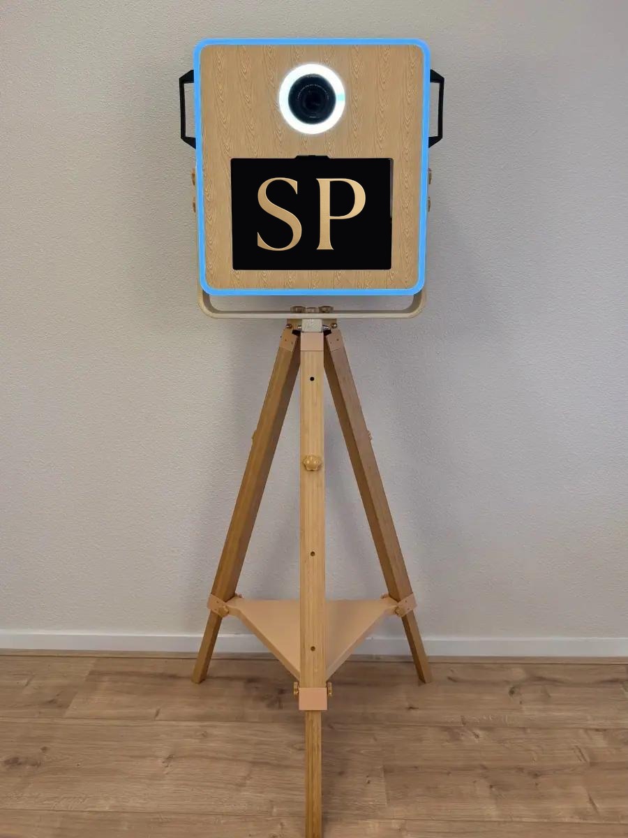 Houten photobooth van Souvenir Privé op houten driepoot, met ringlicht en touchscreen